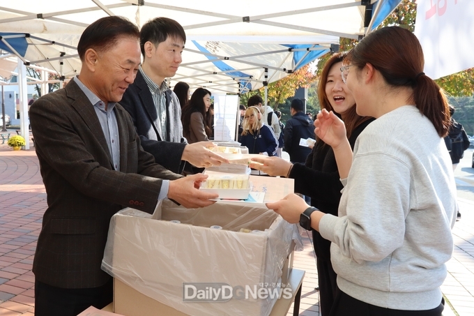 구미대학교 제공)김기홍 교학부총장이 학생들에게 샌드위치를 나눠주고 있다.