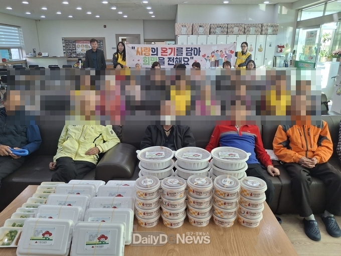 군위읍지역사회보장협의체, 대한재가주간보호센터에 간식 전달