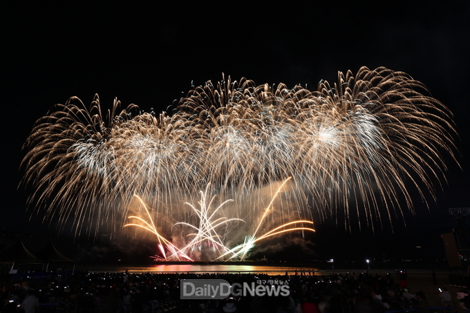 포항 영일대 밤하늘 수놓은 ‘APEC 성공 기원 불꽃&드론쇼’ 8만 명 운집