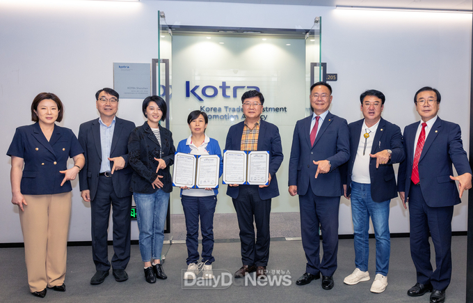 중국 선전 코트라(KOTRA) 무역관에서 열린 간담회에서 김재욱 칠곡군수, 이상승 칠곡군의회 의장, 오종열 군의원, 코트라 관계자, ㈜제이에프 이재표 대표, 현지 기업 대표가 구매의향 타진을 위한 양해각서(MOU)를 체결하고 기념촬영을 하고 있다.