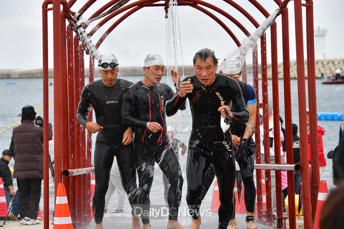 지난해 열린 울진 트라이애슬론대회에 참가한 선수들이 경기를 펼치고 있다