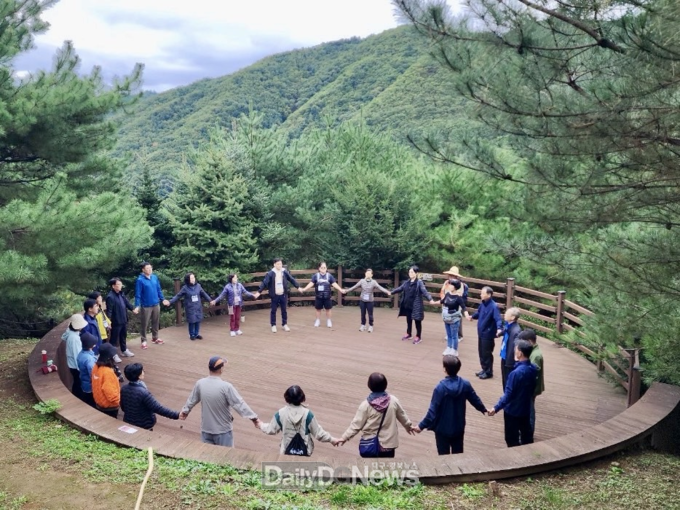 참가자들이 숲속에서 명상을 진행하고 있다. 한국산림복지진흥원 국립산림치유원 제공