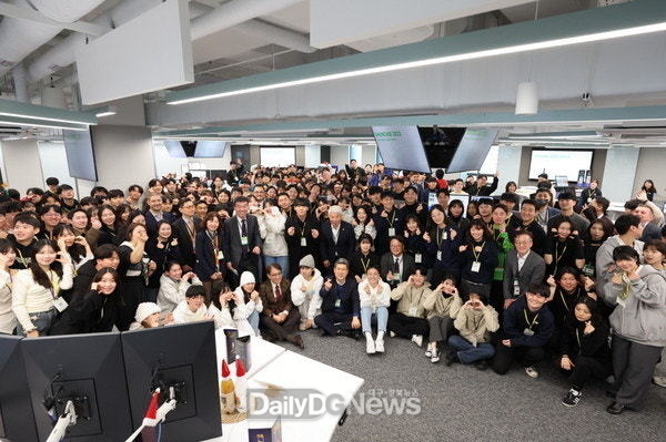 2023년 애플 디벨로퍼 아카데미 수료식 사진.