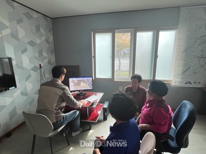  문정지구 주민을 대상으로 지적재조사 설명회를 진행하고 있다