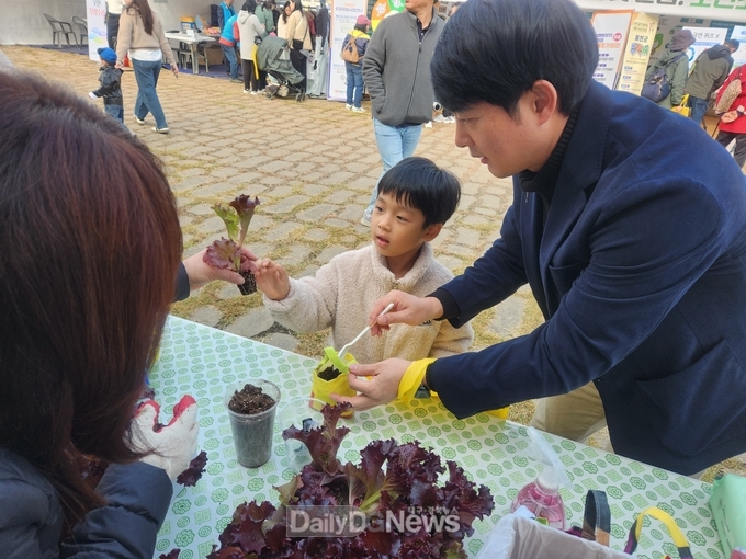 예천군, 폐현수막 재활용 화분주머니 식물심기 체험행사
