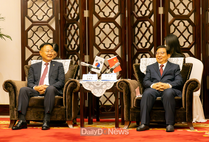 김재욱 칠곡군수(왼쪽)가 중국 하남성 제원시 서의현 당서기(오른쪽)와 환담을 나누고 있다.