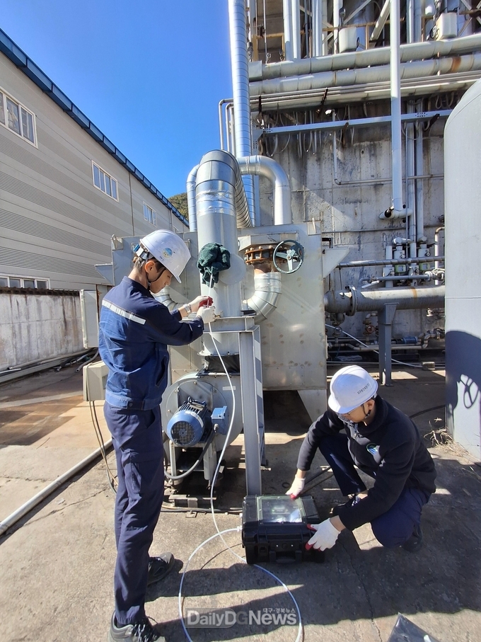 경주시 환경정책과 직원과 민간 환경기술인이 관내 환경배출사업장을 점검하며 대기오염 방지시설의 가동 상태를 확인하고 있다