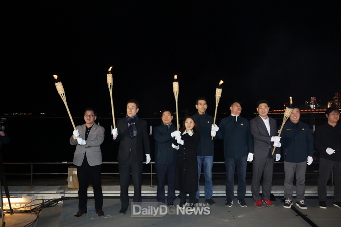 밤바다 수놓은 전통 불빛의 향연…포항시, 송도해수욕장‘낙화놀이’ 성황리 개최