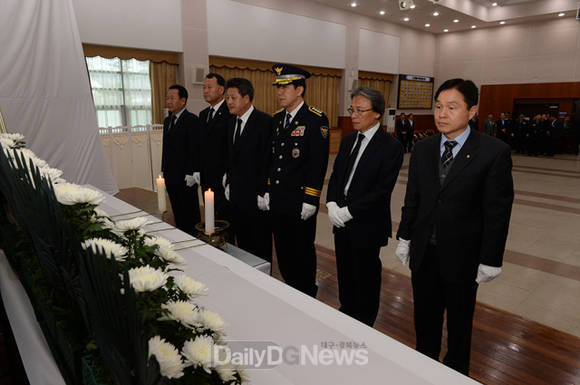 분향소 찾은 박노욱 군수와 간부공무원들(봉화군 제공)