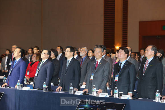 사진 왼쪽부터 김관용 경북조지사, 이동필 농림식품부 장관, 황교안 국무총리, 정종섭 행정자치부 장관, 권영진 대구시장