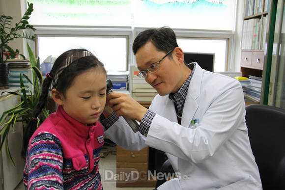 순천향대구미병원 소아청소년과 김성수 교수가 중이염 소아환아를 진료하고 있다.(순천향대구미병원 제공)