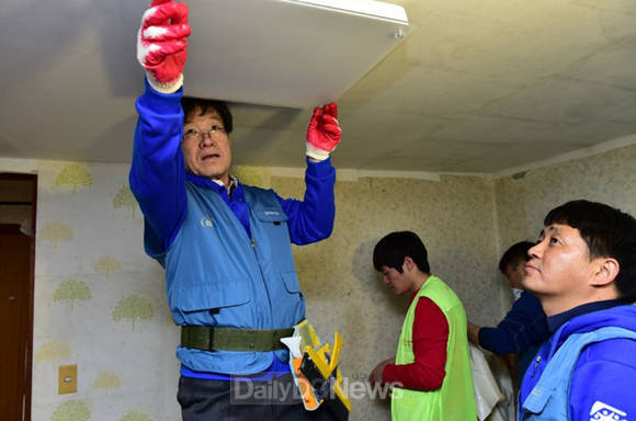 포스코 권오준 회장을 비롯한 임직원들이 서울시 종로구에 위치한 저소득층 가정 2곳을 직접 찾아 집수리 봉사활동을 펼쳤다(포스코 제공)