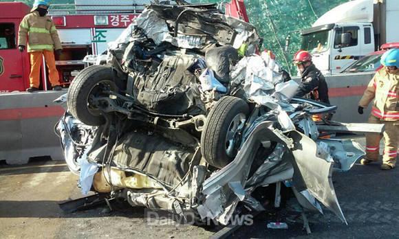 4중추돌사고로 찌그러진 승용차(경북지방 경찰청제공)