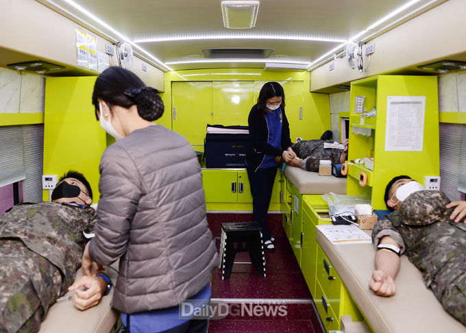 16전비 장병들이 코로나19 극복 위해 적극적으로 헌혈운동에 동참하고 있는 장면