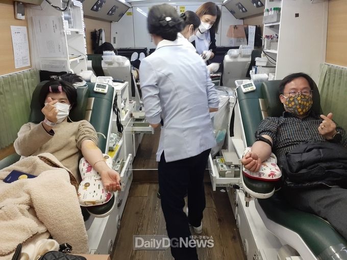 대구시교육청 직원들이 25일 '생명사랑·사랑의 헌혈운동’에 참여하고 있다. (사진=대구시교육청 제공)