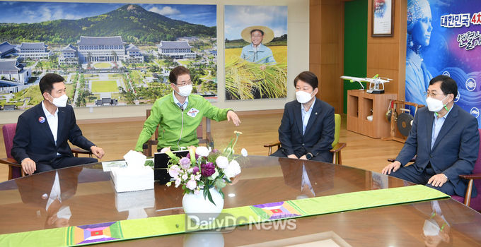 경상북도가 6월 10일 도청에서 이철우 도지사(사진 왼쪽 두번째)와 권영진 대구광역시장(사진 오른쪽에서 두번째)이 만나 대구‧경북 상생 발전과 국책사업 유치 공동협력 방안 등 현안을 논의하고 있다. 이 자리에는 이강덕 포항시장(사진 왼쪽 첫번째)과 주낙영 경주시장(사진 오른쪽 첫번째)도 함께 했다.